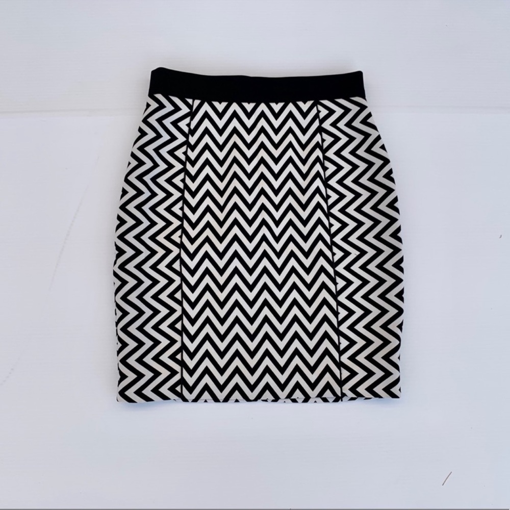 H&M Black White Zigzag Pencil Skirt | Size 8 | NWT | Fully Lined | Bold Print